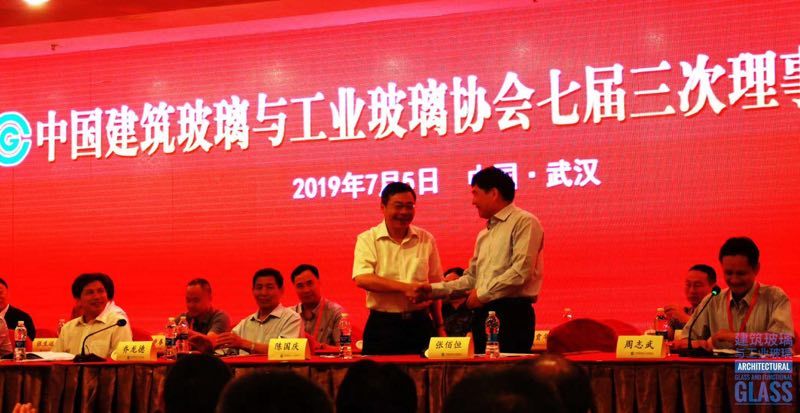 點(diǎn)擊打開原圖 張佰恒當(dāng)選中國建筑玻璃與工業(yè)玻璃協(xié)會(huì)會(huì)長